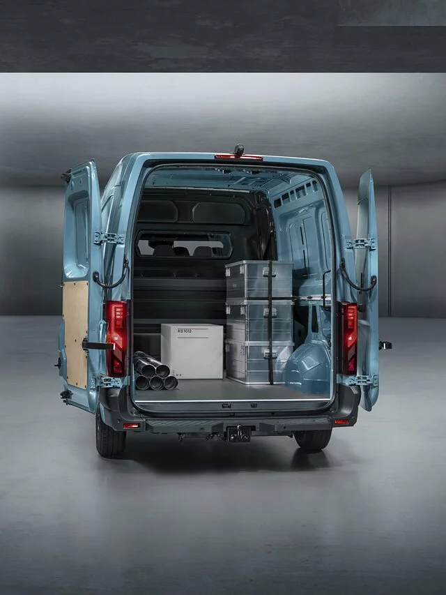 Im neuen elektrischen Renault Master lassen sich die Türen 180° weit öffnen