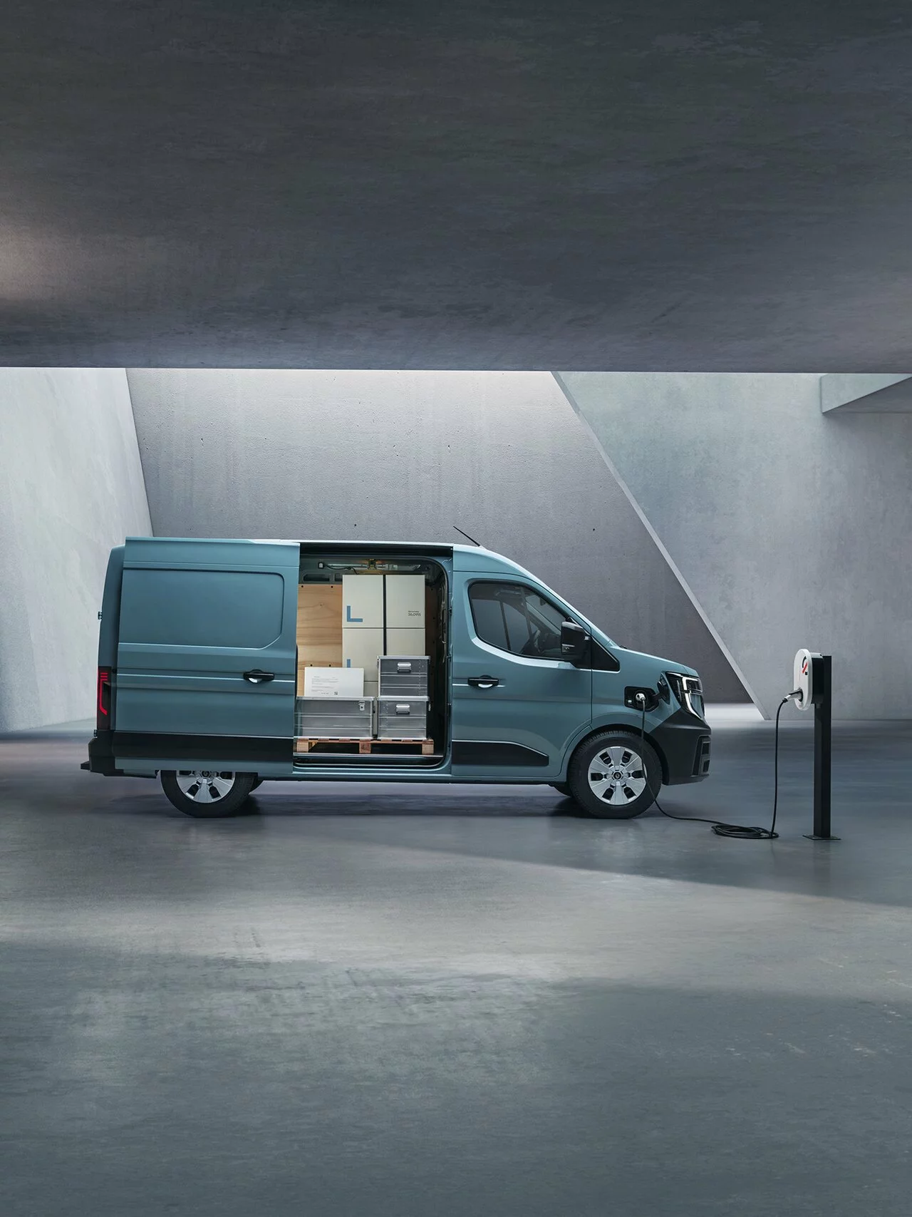 Der neue elektrische Transporter von Renault lässt sowohl von der Seite als auch vom Heck beladen. Das beste - nutzen Sie die Ladezeit zum be- und entladen.
