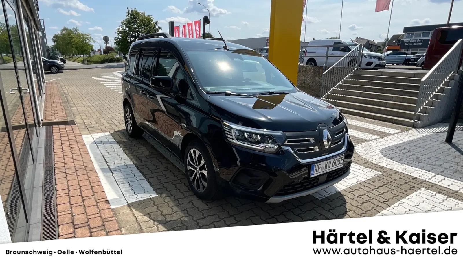 zu sehen ist ein schwarzer Renault Kangoo 