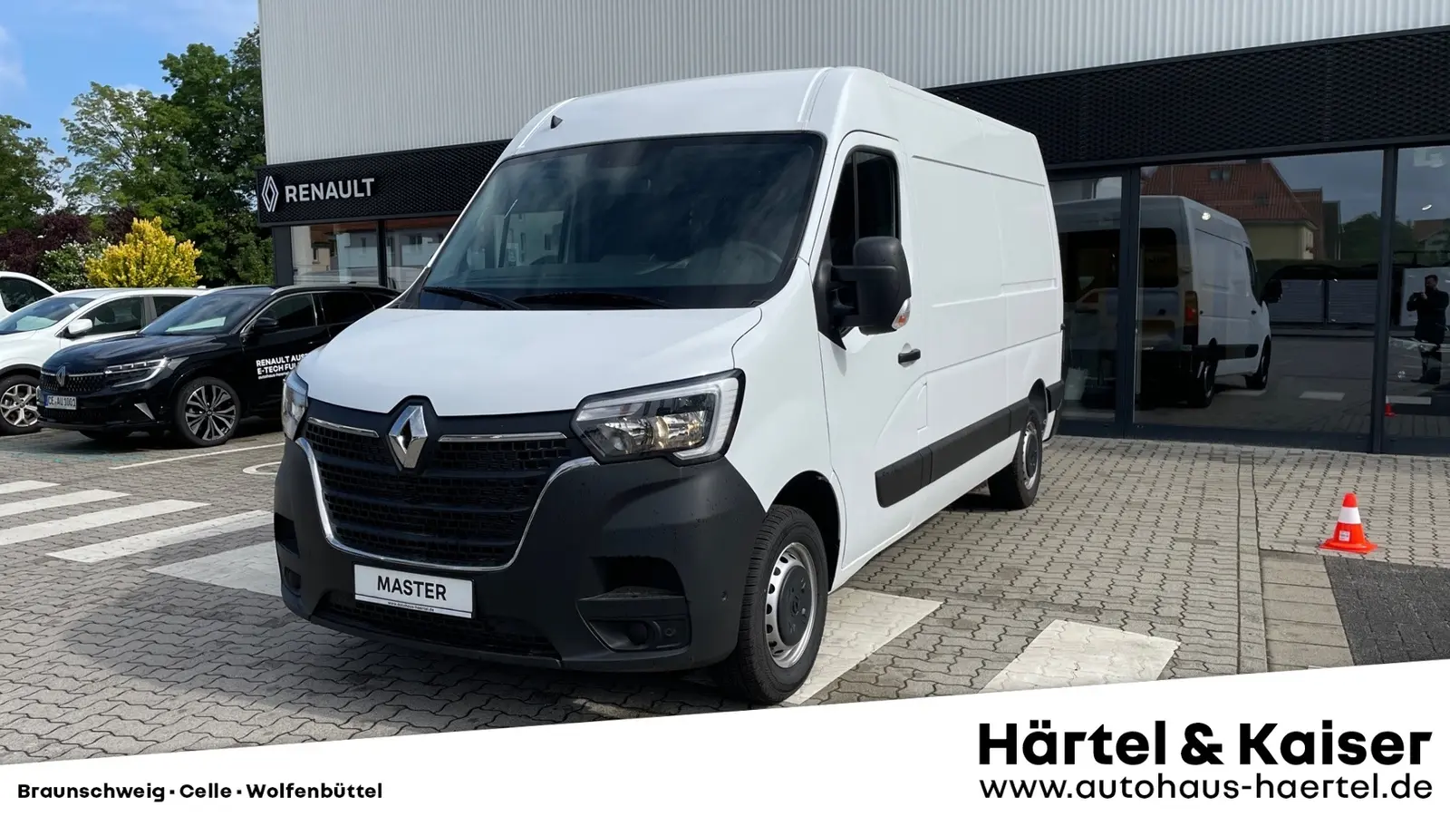 zu sehen ist ein weißer Renault Master