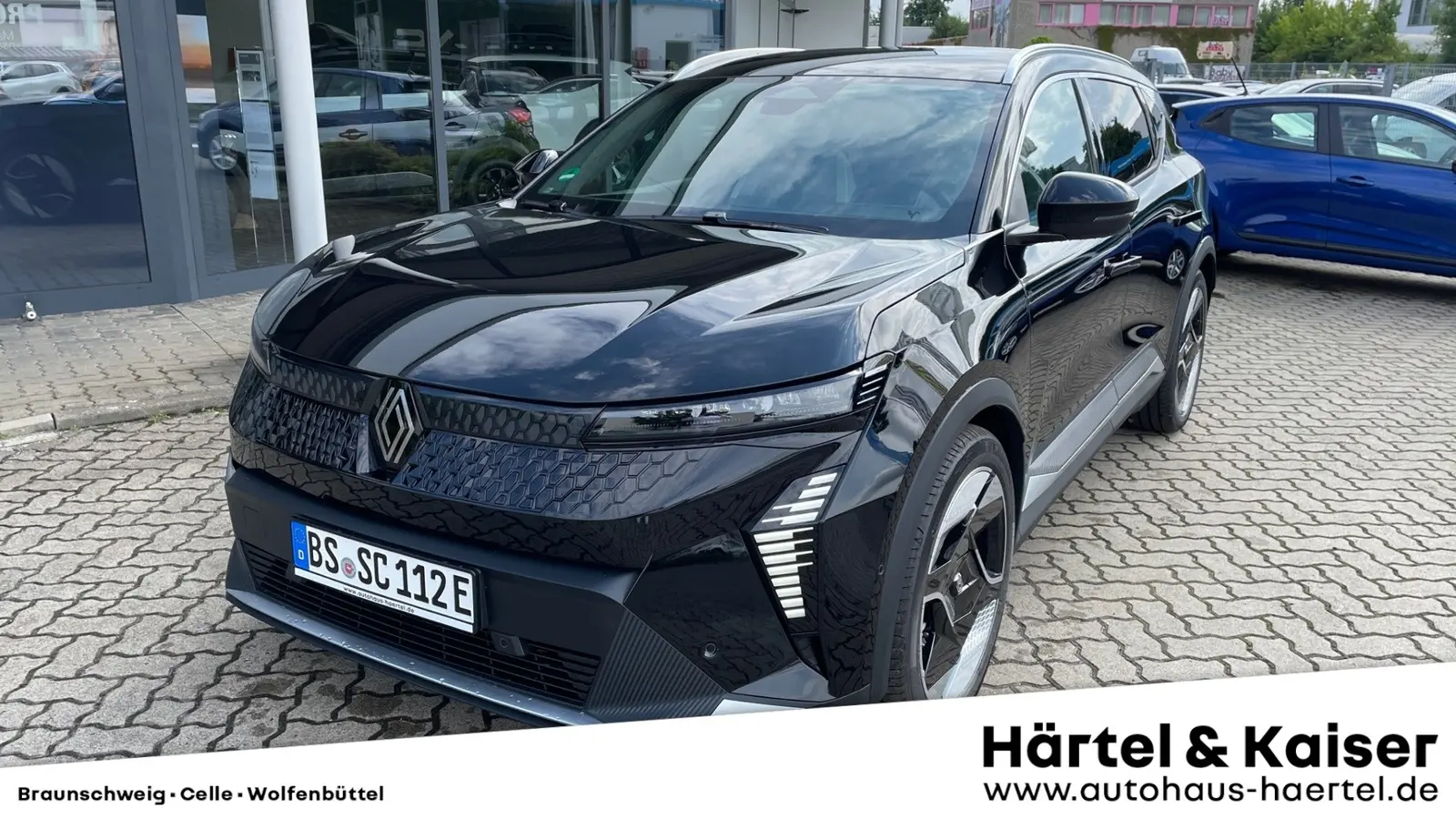 zu sehen ist ein schwarzer Renault Scenic