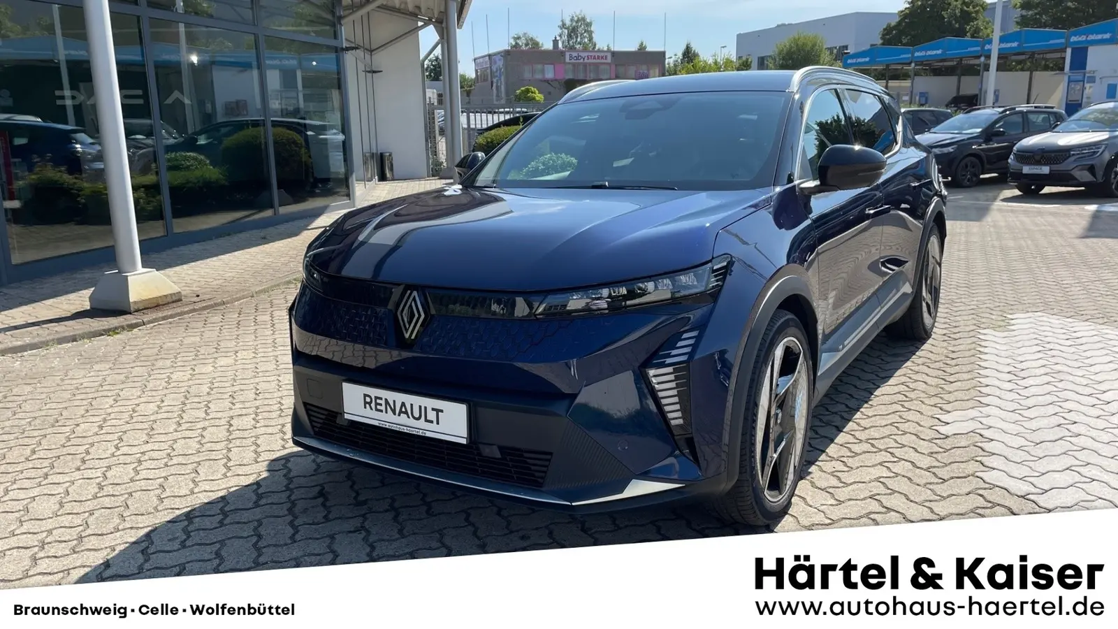 zu sehen ist ein schwarzer Renault Scenic