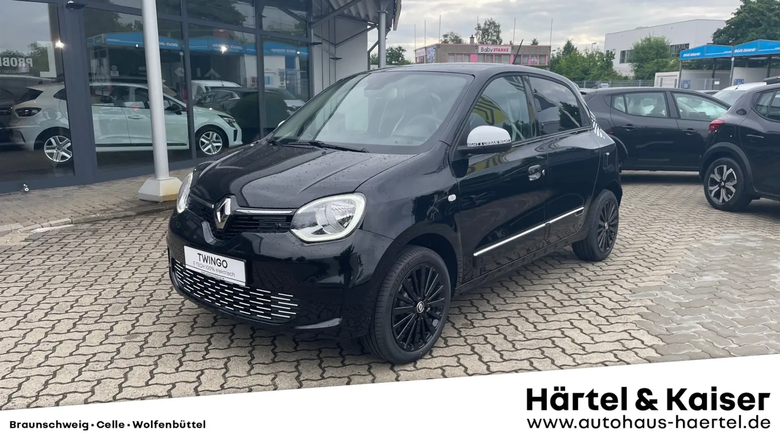 zu sehen ist ein schwarzer Renault Twingo 