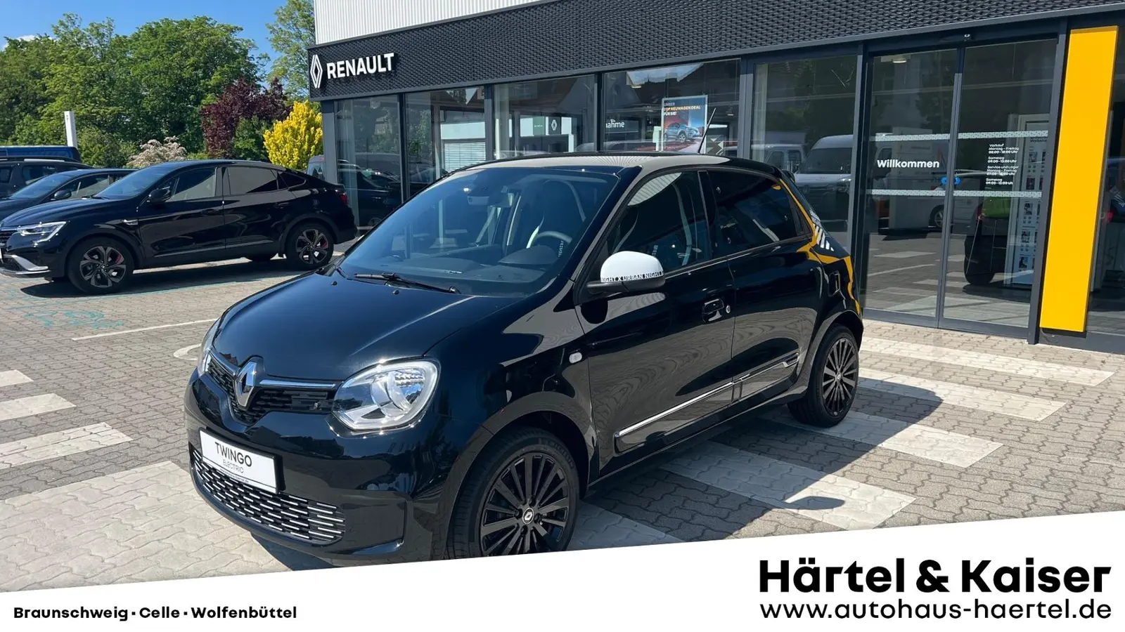 zu sehen ist ein schwarzer Renault Twingo 