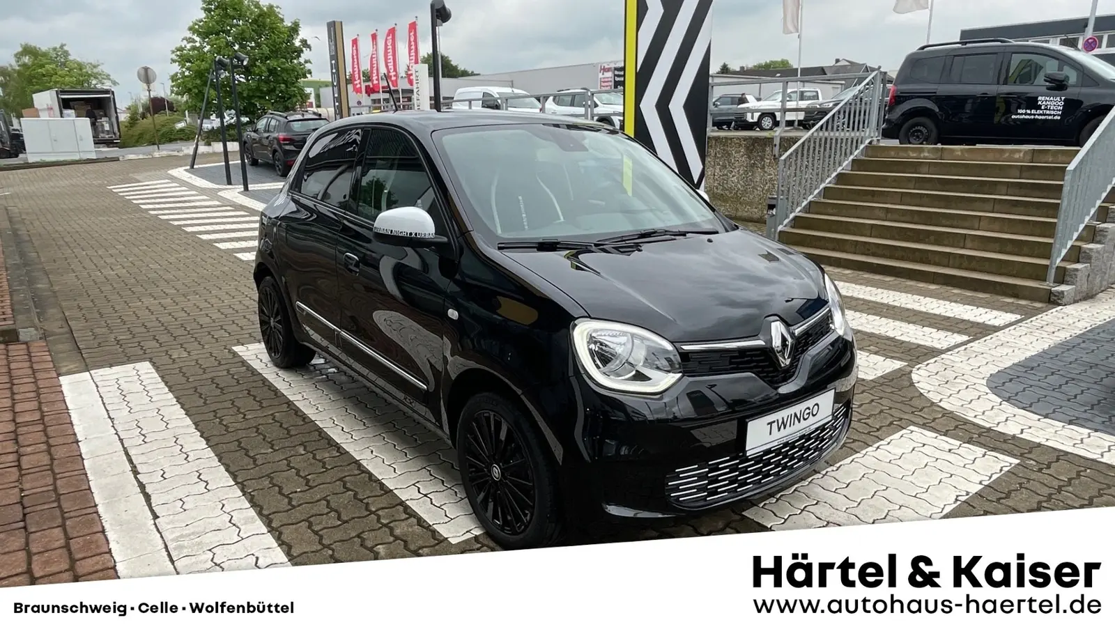 zu sehen ist ein schwarzer Renault Twingo 