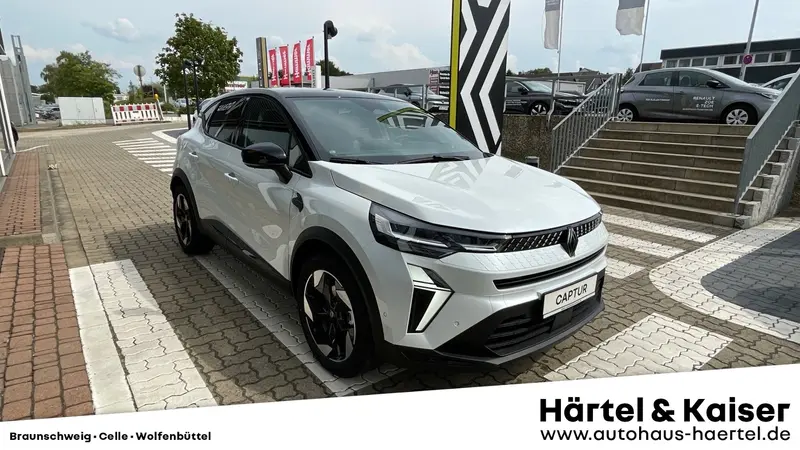 zu sehen ist ein weißer Renault Captur