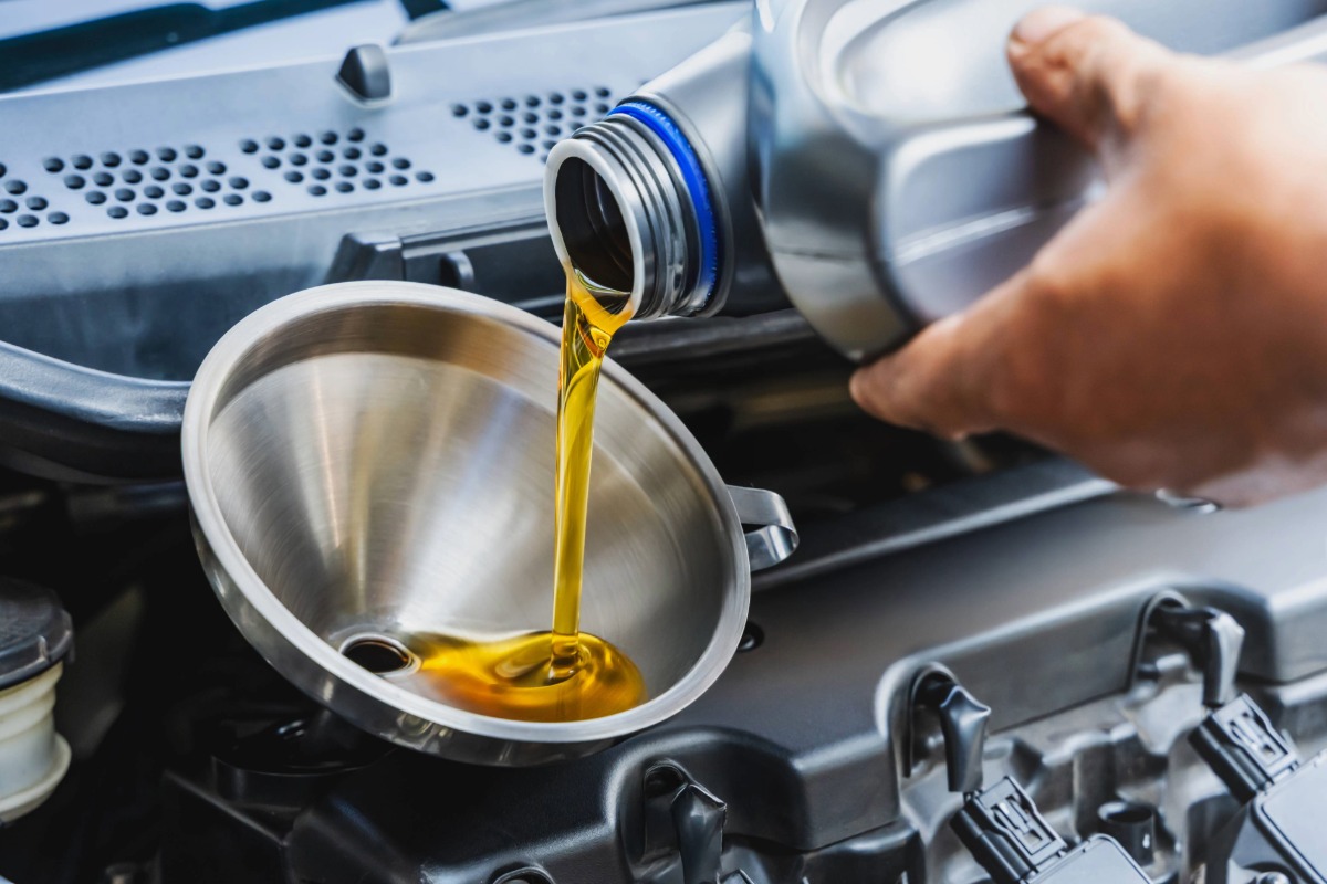 zu sehen: ein Mitarbeiter der ÖL Nachfüllt