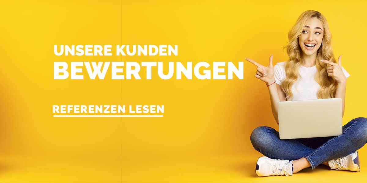 Zu sehen ist eine Frau mit Laptop, die auf dem Boden sitzt. Der Hintergrund ist gelb, es steht "Unsere Kunden Bewertungen Referenzen lesen" auf dem Bild. 
