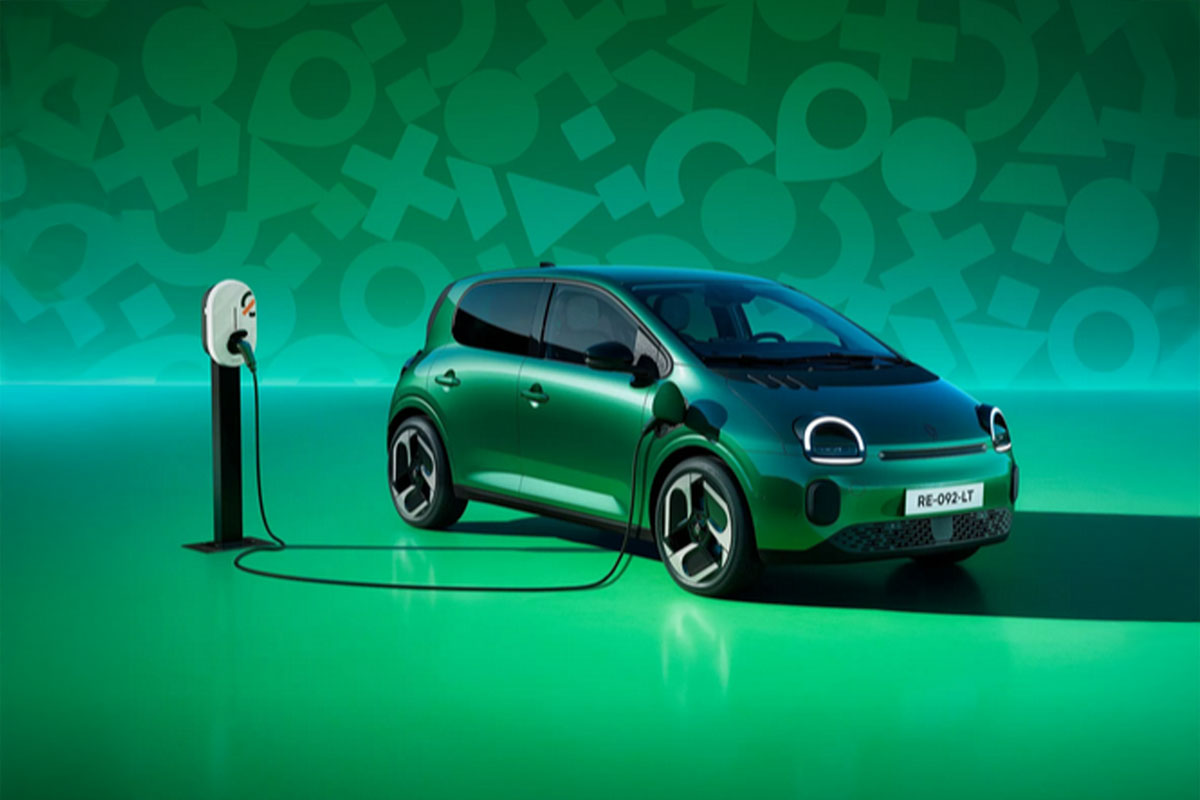 grüner Renault Twingo an der Ladesäule