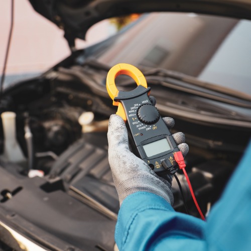 Kfz Mitarbeiter prüft die Batterie