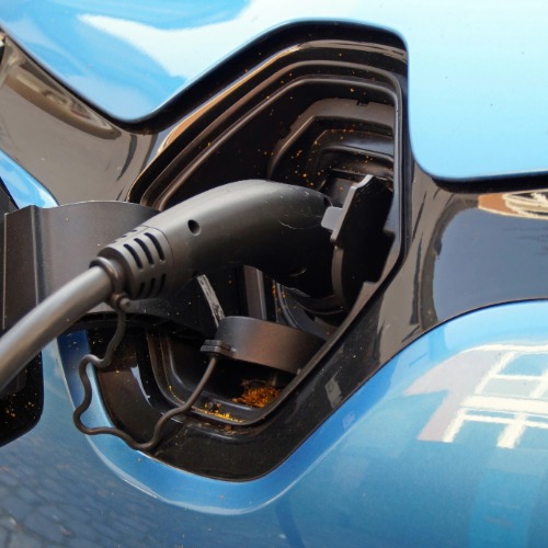 ein E-Auto wird aufgeladen 