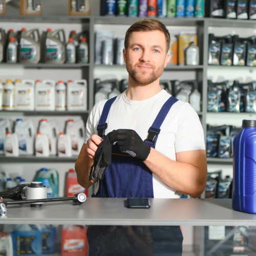 Kfz Mitarbeiter steht am Tresen