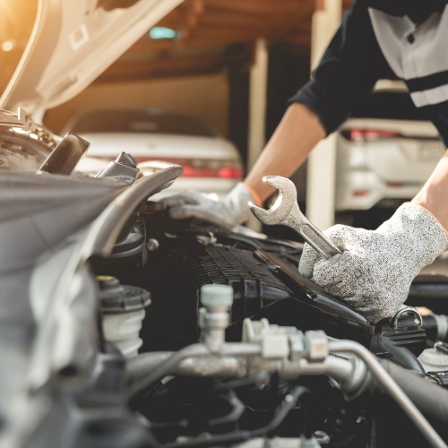 Kfz Mitarbeiter prüft den Motor