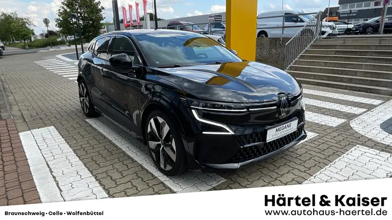 zu sehen ist ein schwarzer Renault Megane