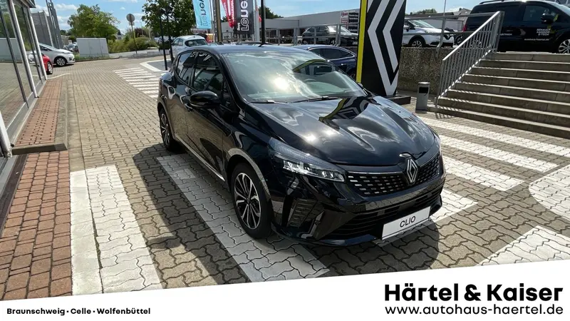 zu sehen ist ein schwarzer Renault Clio 