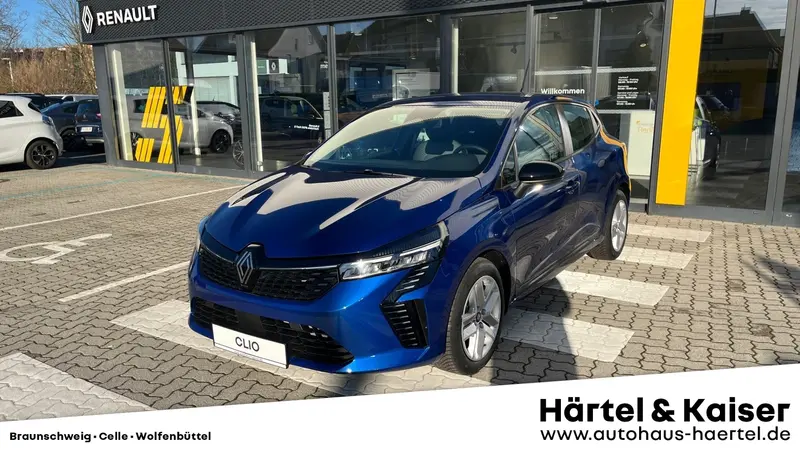 zu sehen ist ein blauer Renault Clio 
