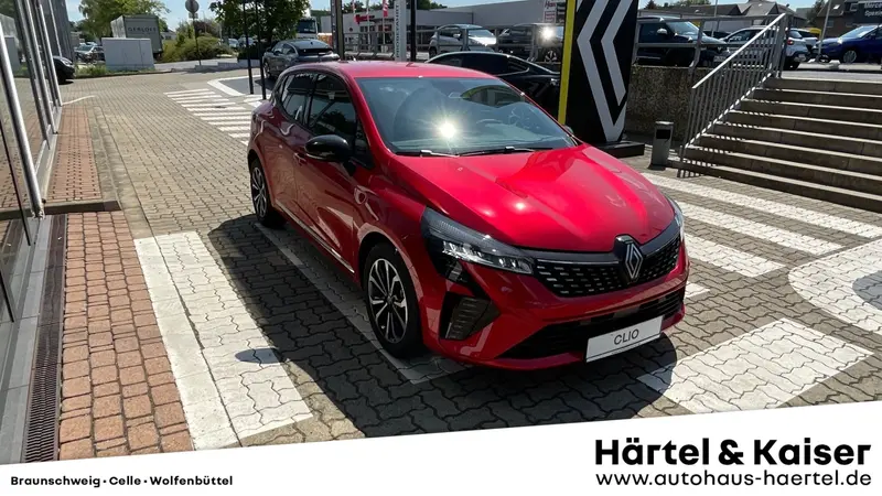 zu sehen ist ein roter Renault Clio 