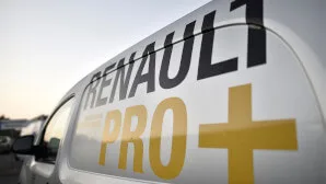 zu sehen ist ein Transporter mit Aufdruck Renault Pro + 