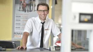 zu sehen ist ein Mitarbeiter am Schreibtisch