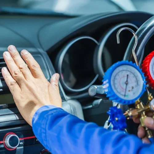 Kfz Mitarbeiter prüft die Klimaanlage im Auto 